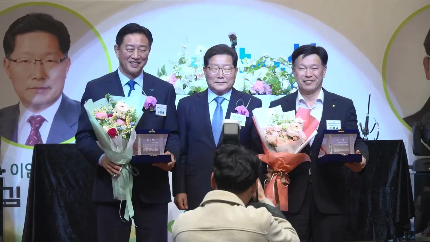 표창패와 꽃다발을 든 수상자들